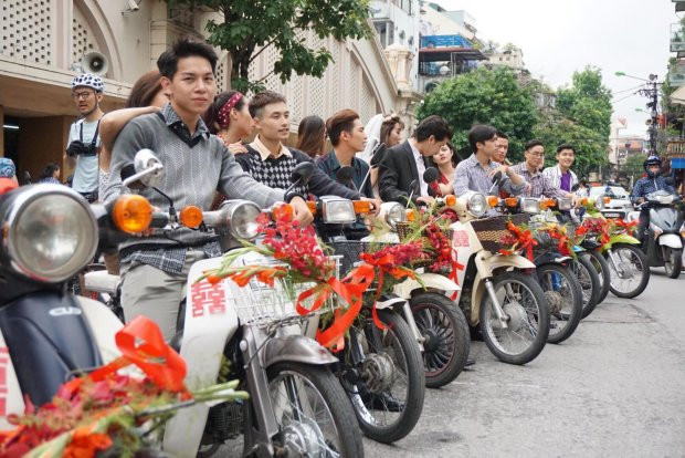 "Cách đây khoảng 40 năm về trước, đám đón dâu như thế này ở Hà Nội vô cùng rộn rã, vui tươi. Những gia đình có “điều kiện” mới có xe máy đi đón dâu." là chia sẻ của bác Hằng (65 tuổi) hiện đang sống trên phố Hàng Cót - Hà Nội.