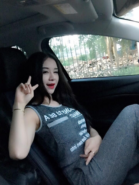 Nếu như ở Việt Nam, người con gái Hải Phòng này cuốn hút cánh mày râu bởi vẻ đẹp nữ tính và sexy trong những bộ bikini thì ở Đài Loan, Thùy Anh này lại được biết đến nhờ những bức ảnh chụp cùng chiếc xe mô tô phân khối lớn.