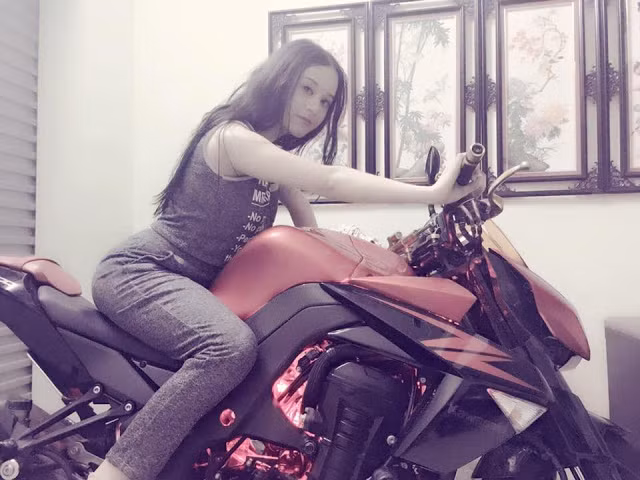 Mới đây, những bức ảnh của cô gái Hải Phòng ngồi trên xe mô tô đã được cư dân mạng Đài Loan tìm thấy và ngay sau đó chúng được chia sẻ một cách rộng rãi.