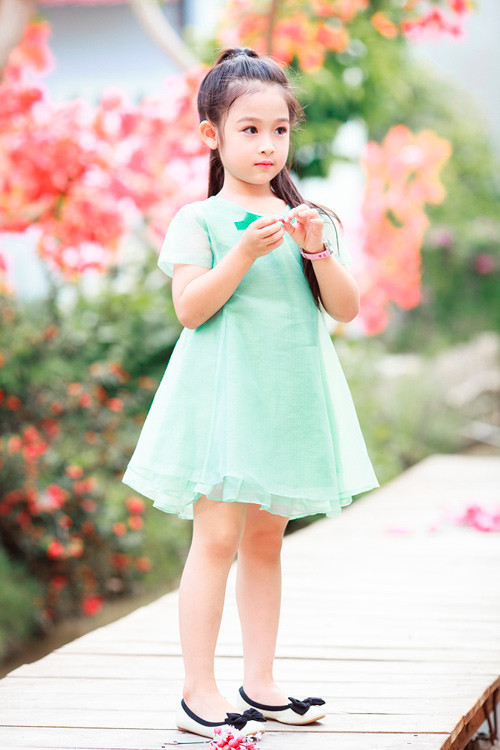 Quan sát Bảo Ngọc qua những bức ảnh mà cô bé làm người mẫu thì dễ dàng nhận rất thấy rằng cô rất bạo dạn trước ống kính và khả năng diễn xuất khá tốt.