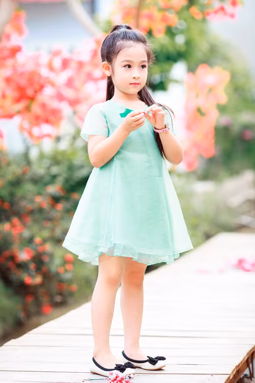 Quan sát Bảo Ngọc qua những bức ảnh mà cô bé làm người mẫu thì dễ dàng nhận rất thấy rằng cô rất bạo dạn trước ống kính và khả năng diễn xuất khá tốt.