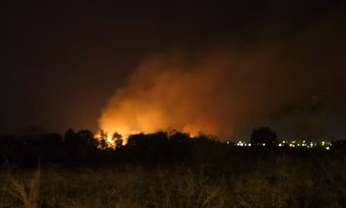 Kinh hoang kho dan cu boc chay, no long troi