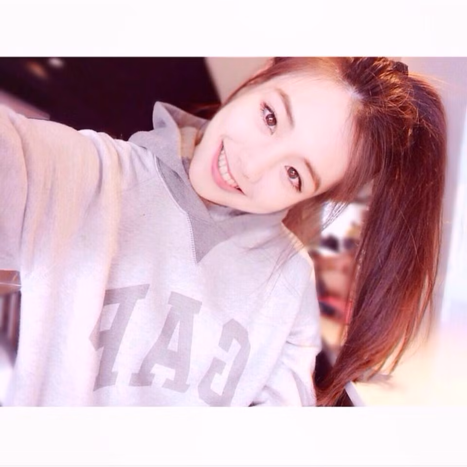 Sau khi trang cá nhân của Carrie Chang được tìm ra, những bức ảnh của cô nàng này liên tiếp nhận được cư dân mạng chia sẻ.