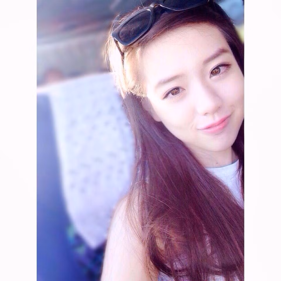 Không chỉ sở hữu một đôi chân siêu dài cô nàng mỹ nhân này còn có một khuôn mặt ưa nhìn, nụ cười tỏa nắng và thân hình siêu nóng bỏng.