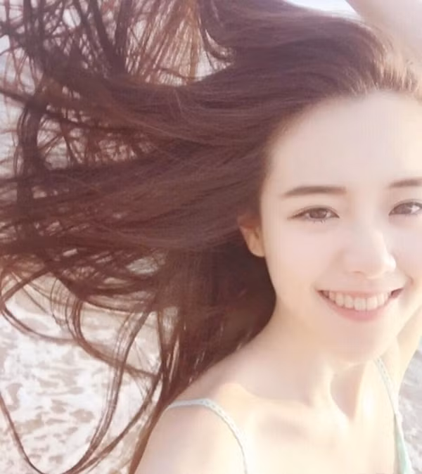 Hiện tại, cô nàng mỹ nhân này đã sở hữu tới hơn 600.000 lượt thích và thường xuyên cập nhật thông tin về cô.