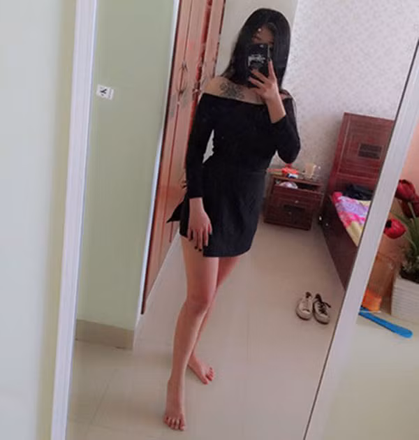 Suốt một thời gian dài, Hiếu chỉ lủi thủi đi đi về về một mình, quần áo lúc nào cũng phải chọn size bự nhất để che giấu vòng bụng ngấn mỡ. Ngoài áp lực của việc học thì nữ sinh này hàng ngày phải đối mặt với những lời đàm tiếu của bạn bè.