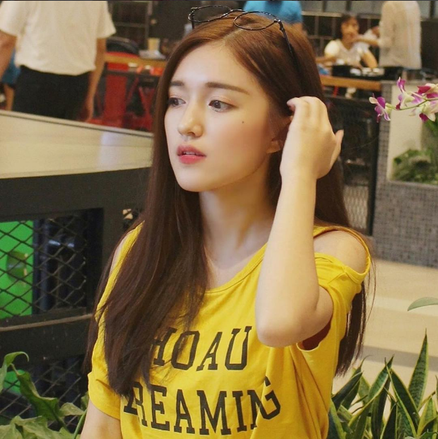 Mỹ Uyên được nhiều người nhận xét sở hữu vẻ ngoài xinh xắn, đáng yêu với làn da trắng, khuôn mặt đẹp giống con gái Hàn Quốc.