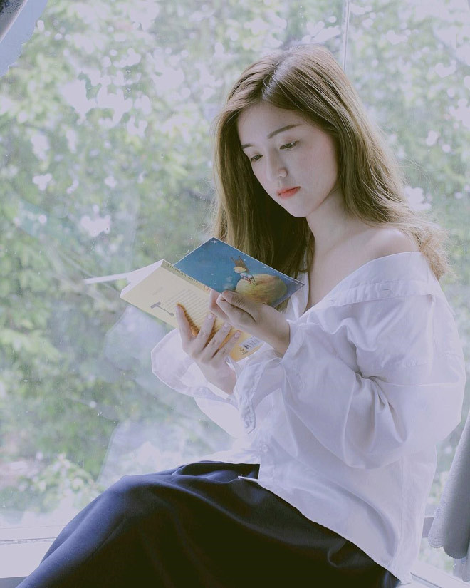 Đây không phải là lần đầu trở thành tâm điểm chú ý của dân mạng nên Mỹ Uyên không quá bất ngờ. Từ khi còn là học sinh cấp 3, cô nàng đã quen với ánh mắt tò mò mọi người hướng về phía mình nhờ làn da trắng như bông tuyết, gương mặt xinh xắn và gu ăn mặc bắt mắt.