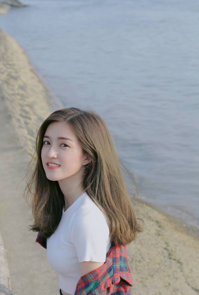 Một số người là fan ruột của Mỹ Uyên cũng thừa nhận, từng hơn một lần bị hình ảnh cô nàng làm cho lóa mắt. "Không ngày nào quên vào Facebook ngắm ảnh bạn này, nếu chưa từng động đến "dao kéo' thì đây là gương mặt tự nhiên đẹp nhất mình biết", nick name Duong Hoang viết.