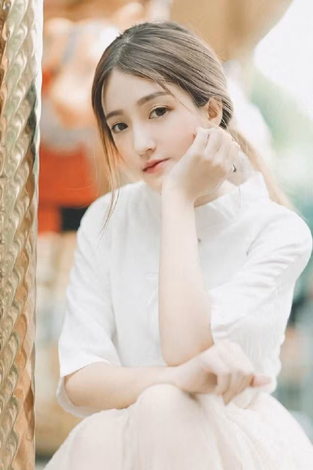 Điều đáng nói, dù sở hữu vẻ đẹp trong veo đến vậy nhưng Mỹ Uyên chưa từng tham gia đóng phim, quay MV hay xuất hiện trên truyền hình nhưng nữ sinh xinh đẹp này lại sở hữu lượt người theo dõi đáng nể, trở thành một trong những hot girl có tiếng tại Sài Gòn.