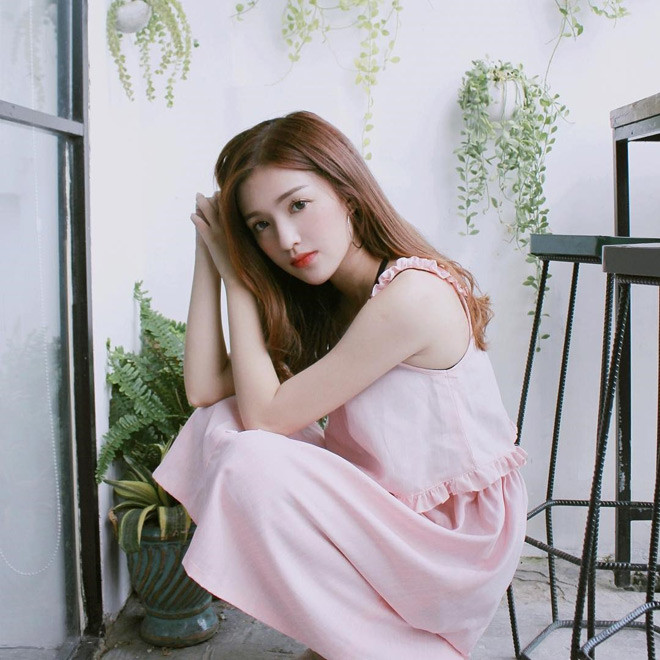 "Nếu ai tò mò ngoài đời Mỹ Uyên trông thế nào thì đây, tôi - một sinh viên cùng trường phải thừa nhận nàng ấy bao xinh luôn", nick name Yến Phụng nhận xét.