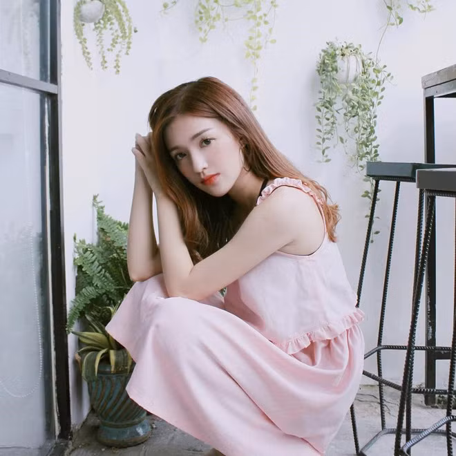 "Nếu ai tò mò ngoài đời Mỹ Uyên trông thế nào thì đây, tôi - một sinh viên cùng trường phải thừa nhận nàng ấy bao xinh luôn", nick name Yến Phụng nhận xét.