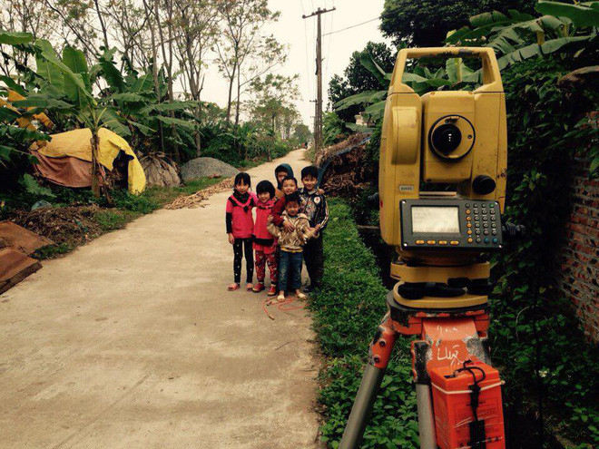 Máy trắc địa lại càng giống với các thiết bị ghi hình hơn nữa khi được nhìn qua đôi mắt của trẻ con hoặc dân không chuyên.