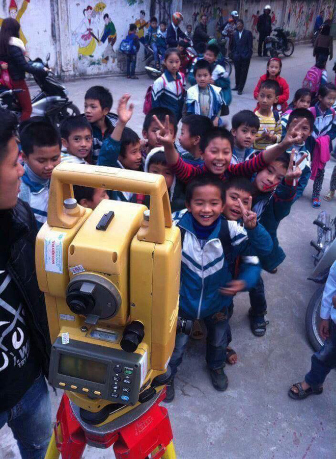 Chính bởi vậy, ngày bé, mỗi khi nhìn thấy máy đo trắc địa chắc chắn là bạn sẽ hình dung ra cảnh đang được ghi hình và mơ mộng rằng mình chuẩn bị được phát lên tivi.