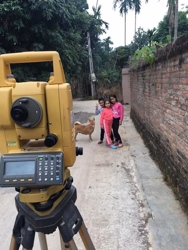 Thậm chí nhiều bạn còn ngô nghê đứng tạo dáng trước máy trắc địa và hỏi người quan trắc rằng: "bao giờ thì bọn cháu được lên tivi để xem ở ngoài đời có khác khi lên truyền hình không?".