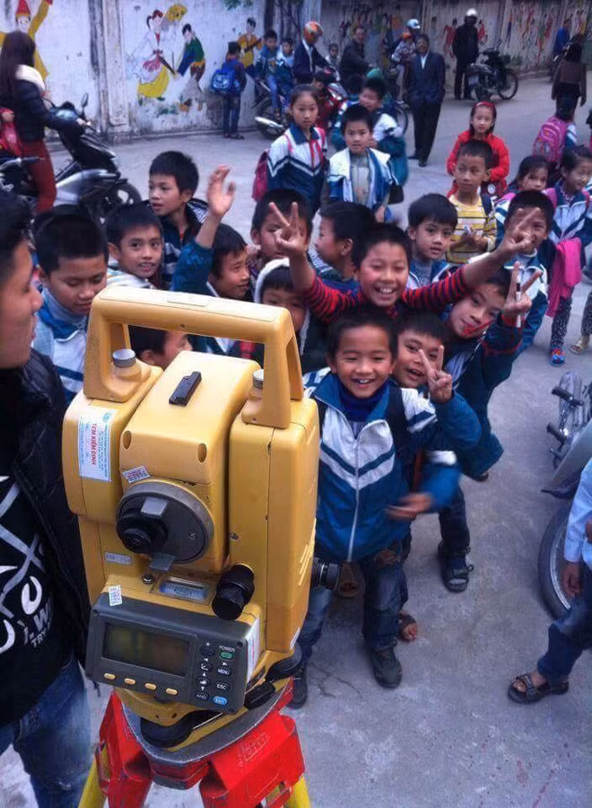 Chính bởi vậy, ngày bé, mỗi khi nhìn thấy máy đo trắc địa chắc chắn là bạn sẽ hình dung ra cảnh đang được ghi hình và mơ mộng rằng mình chuẩn bị được phát lên tivi.