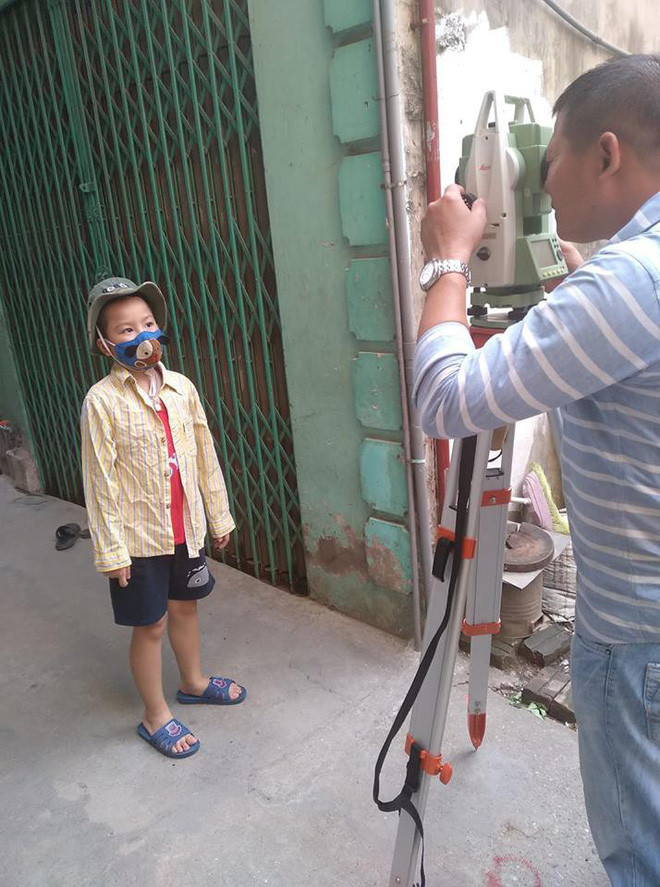 Mới đây, dân mạng vừa tập hợp lại loạt ảnh những pha hiểu nhầm đáng yêu của trẻ con hoặc người lớn sống ở vùng nông thôn khi nhìn thấy chiếc máy đo trắc địa và nghĩ rằng đó là máy ảnh.