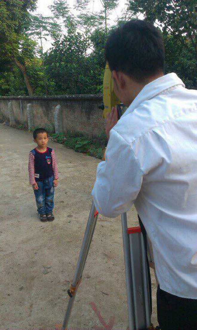 Muốn chụp ảnh, đã tạo dáng đâu ra đó nhưng có chút nhầm lẫn ở đây đó là máy này chụp không ra ảnh, chỉ ra con số thôi.