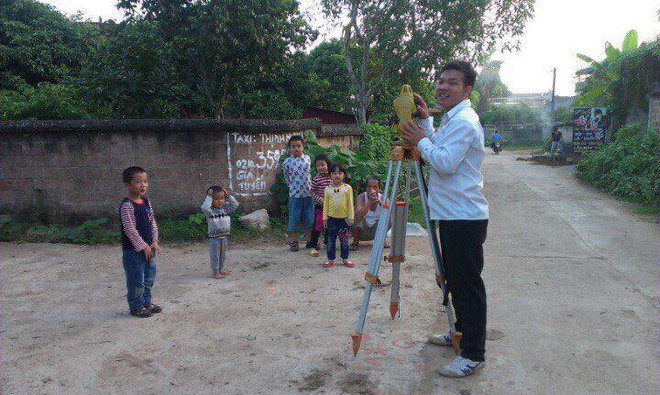 Chính sự hồn nhiên của mọi người khi nhầm lẫn giữa máy trắc địa thành máy ảnh hay máy quay phim sẽ khiến bạn tìm thấy "tuổi thơ dữ dội" của mình ở trong đó.
