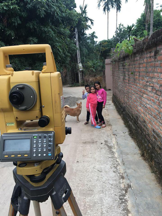 Thậm chí nhiều bạn còn ngô nghê đứng tạo dáng trước máy trắc địa và hỏi người quan trắc rằng: "bao giờ thì bọn cháu được lên tivi để xem ở ngoài đời có khác khi lên truyền hình không?".