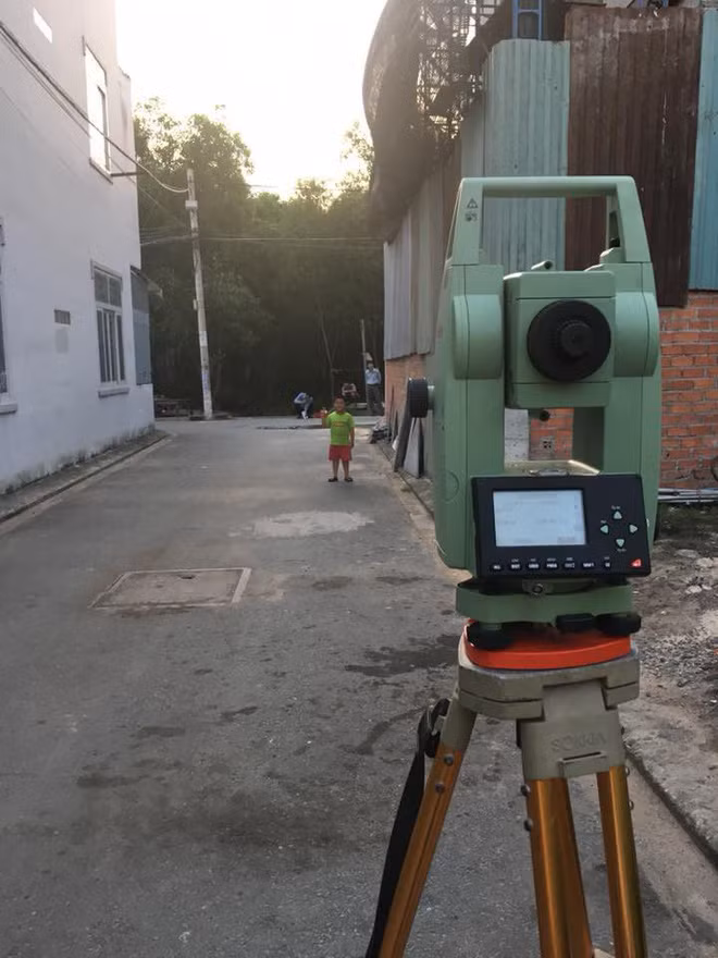  Nghề trắc địa trong mắt của nhiều người đơn thuần là một chiếc máy gắn chân định vị và 1 cây sào dài gọi là bia ngắm. Nhìn vào chiếc máy trắc địa, không ít người tưởng đó là máy ảnh hoặc máy quay phim.