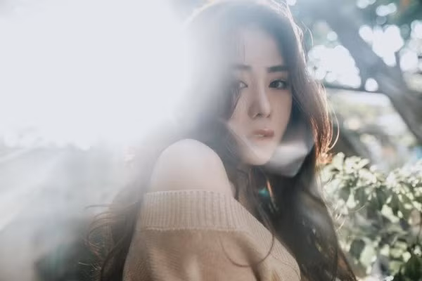 Vẻ đẹp nhẹ nhàng, tinh tế của nữ sinh Sài Gòn càng được tôn thêm trên nền ánh sáng khiến cho cô đã đẹp lại càng thêm lung linh hơn và cô bạn này được ví đẹp chẳng kém những sao Hoa ngữ nổi tiếng.