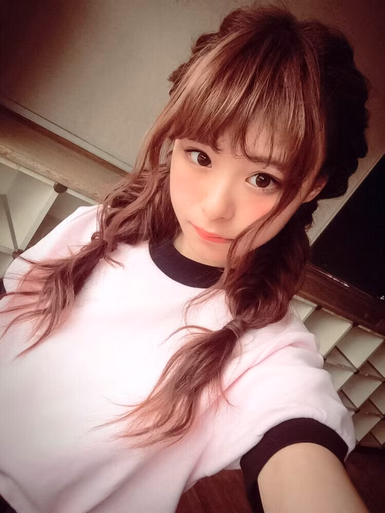 Những bức ảnh của Sato luôn thu hút hàng trăm ngàn lượt thích và những vô vàn những bình luận để tán thưởng nhan sắc cô nàng người Nhật Bản này.