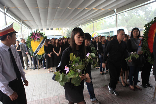 Trong đám tang của Trần Lập, những người bạn của anh cũng đã gửi đến những món quà chia tay vô cùng đặc biệt, đó là những cành hoa ban - loài hoa Trần Lập yêu thích nhất. ca khúc Hoa ban trắng nằm trong album thứ 4 mang tên Ngày khác của Bức Tường. Ảnh: Zing