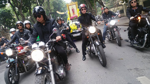 Khi còn tại thế, Trần Lập rất thích chơi mô-tô. Chính vì vậy, ngày đưa anh về với lòng đất, bạn bè đã dùng tiếng của những chiếc xe phân khối lớn để tiễn đưa anh. Ảnh: Zing.