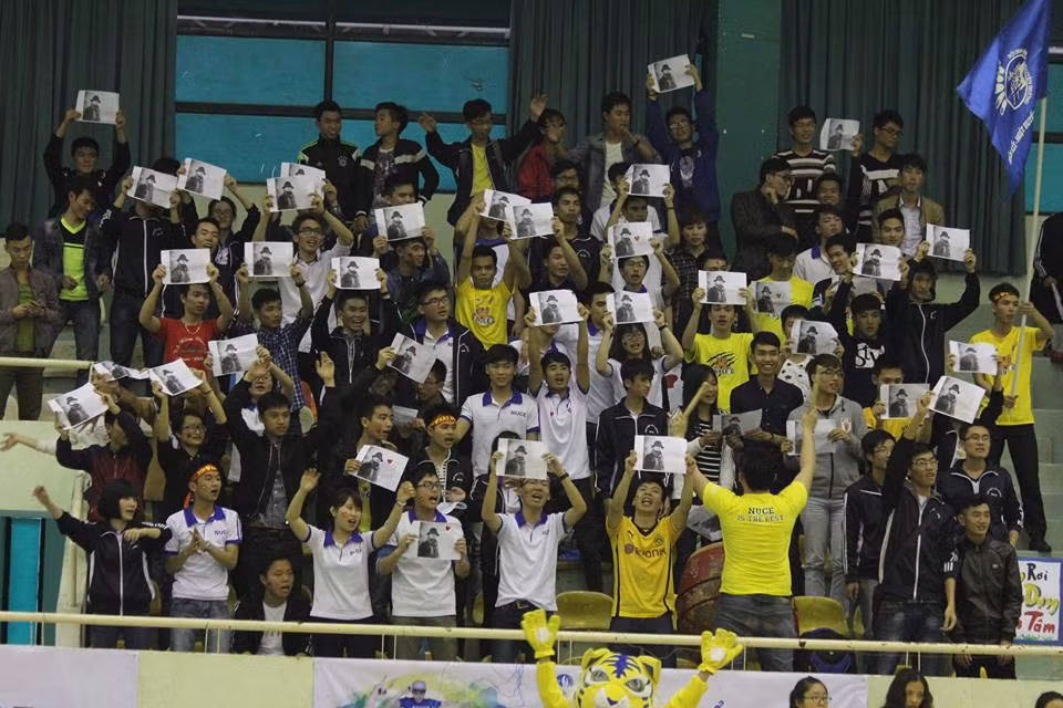 Trong một trận đấu thuộc giải thể thao cho sinh viên, các bạn trẻ đã giơ cao tấm ảnh của cố ca sĩ này và hát vang những ca khúc mà đã đi với họ trong suốt thời gian sinh viên.