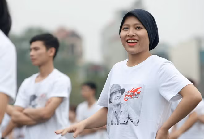 Mới đây, hơn 500 bạn sinh viên đã tập hợp nhau lại để cùng quay một MV để tưởng nhớ cố ca sĩ Trần Lập và đã thu hút được sự chú ý của nhiều người.