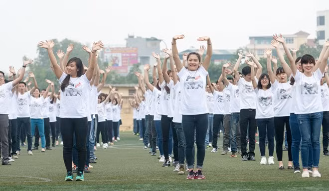 Bạn Hoài An sinh viên trường đại học Xây Dựng chia sẻ: "Em nghe nhạc của anh Trần Lập từ những ngày bước chân vào nhà trường. Đôi lúc tuyệt vọng, nghe nhạc của thủ lĩnh ban nhạc Bức Tường giúp em tìm được lối thoát. Ngày biết tin anh đi, em cảm thấy rất buồn. Vậy là phải chia tay một tượng đài, một "chiến sĩ" kiên cường. Tạm biệt anh". Ảnh: Zing.