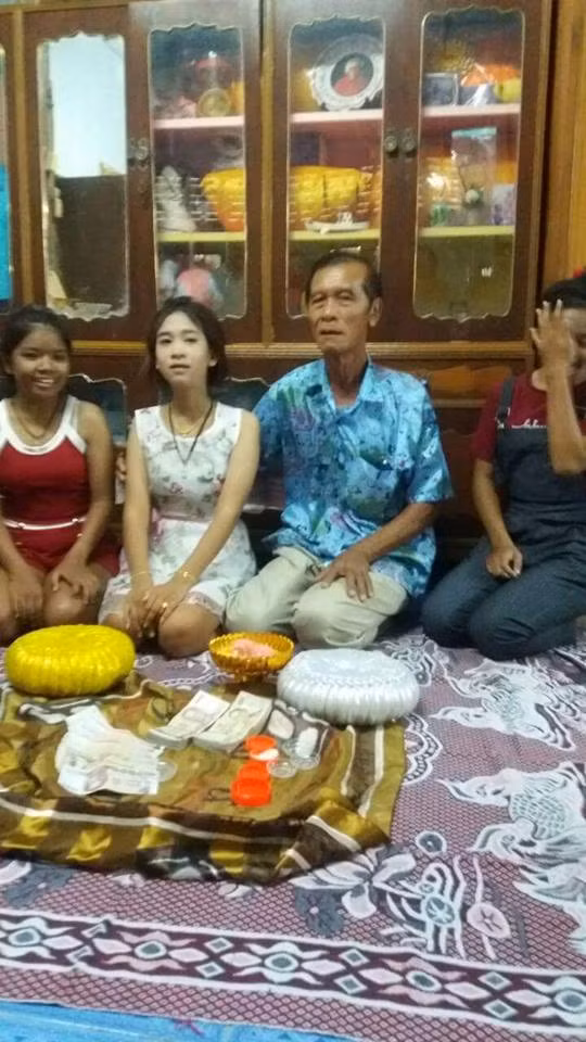 Theo những thông tin có được thì cụ ông 71 tuổi này là một cảnh sát về hưu và trong buổi lễ kết hôn đó, cụ ông đã mang tiền mặt cùng vàng bạc đến như những món đồ sính lễ đem đến nhà cô bé 17 tuổi.