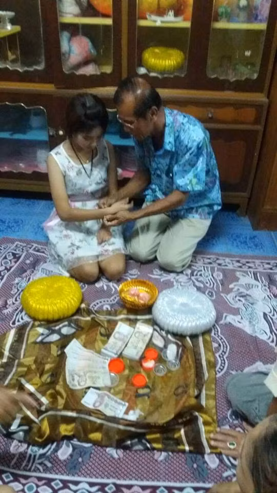 Những bức ảnh trong đám cưới điên rồ này nhanh chóng được lan truyền trên mạng xã hội và trở thành tâm điểm bàn tán và chỉ trích tới cụ ông 71 tuổi trên.