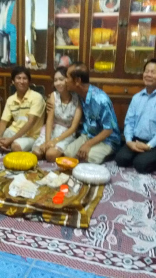 Nặng nề hơn, nhiều người còn đặt nghi vấn rằng liệu đám cưới gây phẫn nộ này thực chất có phải một cuộc mua bán, lạm dụng trẻ vị thành niên. Tuy nhiên dù không biết rõ đây là một cuộc hôn nhân tự nguyện của 2 bên hay chỉ là một cuộc giao dịch nào đó nhưng việc một cụ ông lấy một đứa trẻ đáng tuổi cháu mình đã khiến cả thế giới vô cùng căm phẫn và dành cho ông không ít lời chỉ trích thậm tệ.