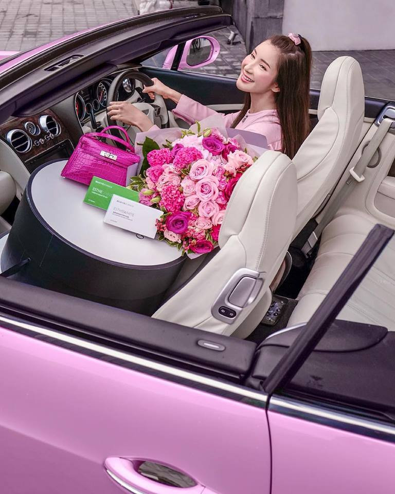 Bên cạnh bộ sưu tập túi, Jamie Chua còn sở hữu bộ sưu tập quần áo, gày dép hàng hiệu cũng thuộc dạng khủng không kém.