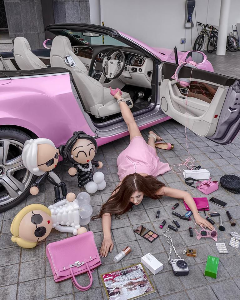 Được biết, trước đây Jamie Chua từng là tiếp viên hàng không của hãng Singapore Airlines nhưng cuộc sống của cô đã bước sang trang mới khi gặp gỡ và kết hôn tỷ phú vận tải người Indonesia, Nurdian Cuaca.