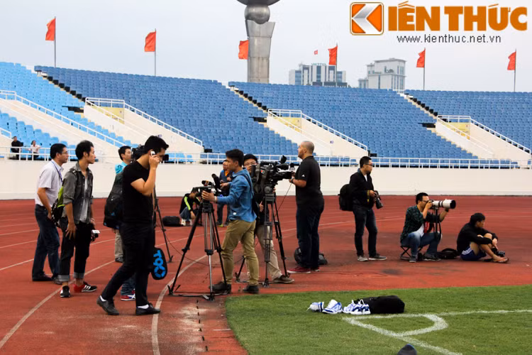 Rất nhiều phóng viên của Việt Nam cũng như Thái Lan đã đến để theo dõi buổi tập chiều 12/10.