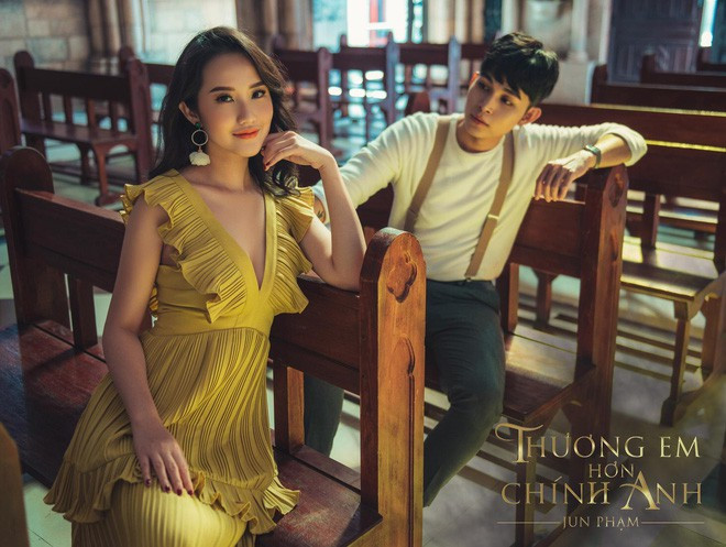 Bạn gái Phan Thành được đào tạo về kỹ năng trình diễn sân khấu và xây dựng hình anh cá nhân tại John Robert Powers Manila (Philippines), Bangkok (Thailand) và New York (USA).