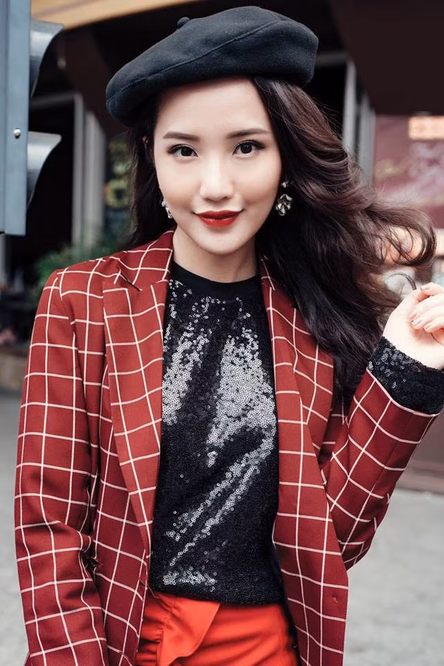 Chưa dừng lại ở đó, nếu tìm hiểu kĩ càng hơn, Primmy Trương còn có gia thế khá khủng khi có mẹ là hiệu trưởng trường Phát triển cá nhân &amp; Đào tạo tài năng John Robert Powers Việt Nam, ngôi trường được mệnh danh chỉ dành cho hội con nhà giàu.