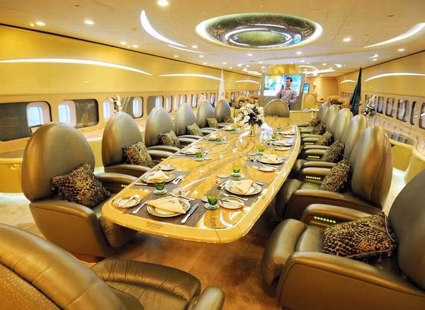 Nội thất sang trọng bên trong máy bay riêng Boeing 747 của nhà vua.