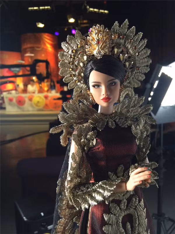 Nhiều người cho rằng chính Phạm Hương là hình mẫu để nhào nặn nên cô búp bê xinh đẹp này.