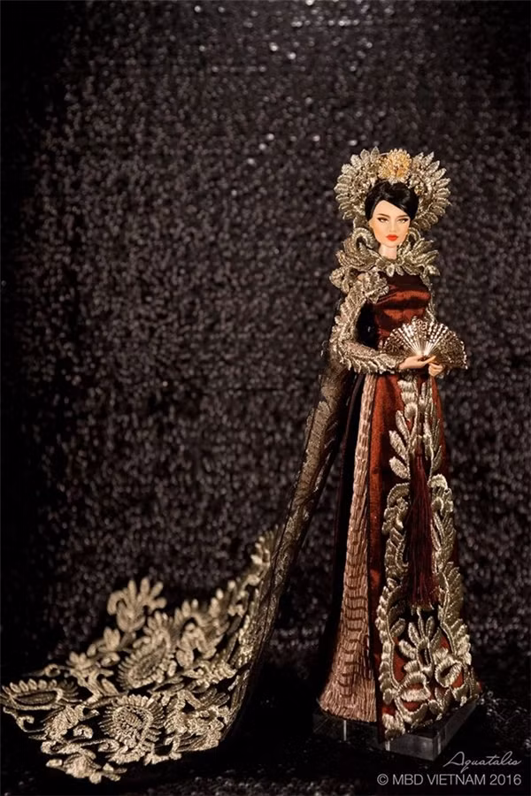 Sau khi nhiều người ngắm bộ quốc phục của Hoa hậu búp bê Việt 2015, nhiều người ngỡ ngàng khi thấy cực giống theo nguyên mẫu Hoa hậu hoàn vũ - Phạm Hương.