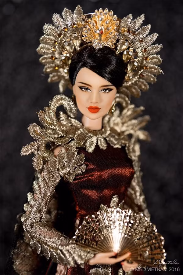 Mặc dù các họa tiết có sự sai khác nhất định nhưng đều khiến người xem bất ngờ bởi cấu trúc, cách sử dụng màu sắc của hai chiếc áo gần như trùng khớp hoàn toàn.