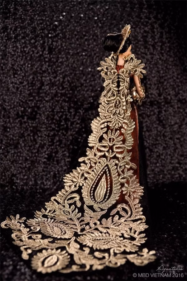 Bộ áo dài của hoa hậu búp bê Đặng Thùy Nam được thiết kế khá kì công, tỉ mỉ với hàng loạt chi tiết đính kết kết hợp phụ kiện kim loại được chạm trổ tinh tế.