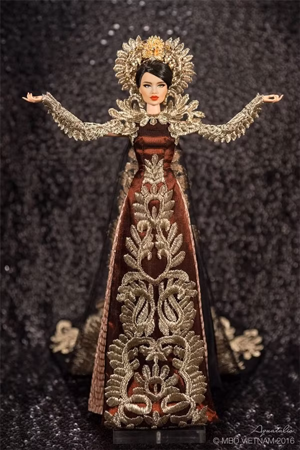 Để chuẩn bị cho cuộc thi Hoa hậu búp bê 2016, mới đây Hoa hậu Búp bê Việt Nam 2015 - Đặng Thùy Nam đã được cho ra mắt trang phục áo dài truyền thống.