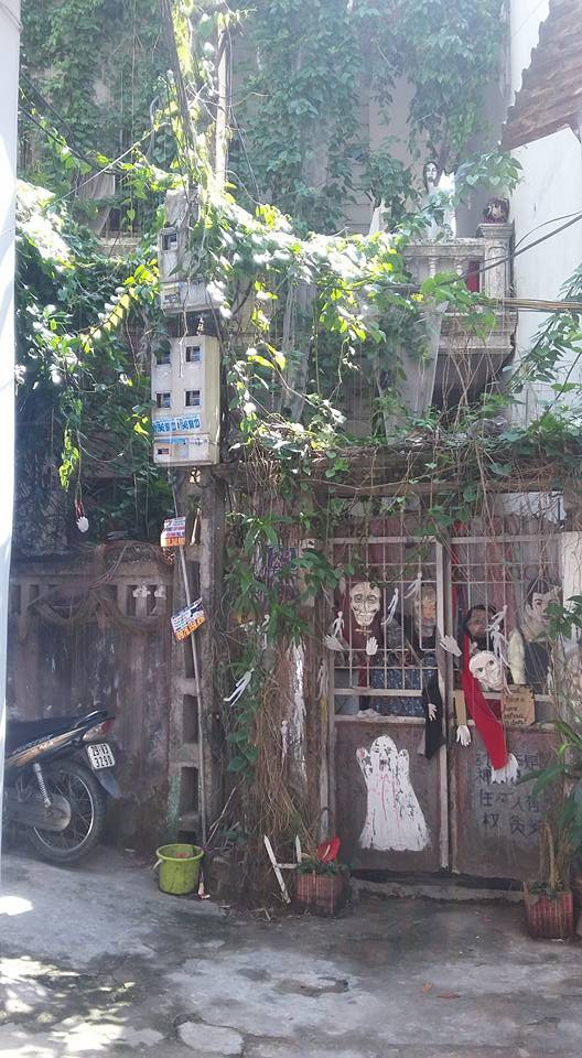 Dân mạng sau khi thấy hình ảnh những con ma-nơ-canh trên cũng đã bày tỏ những ý kiến riêng của mình: "Tính ra bạn cũng bình tĩnh chụp ảnh nhỉ, phải mình 12 giờ đêm thấy cảnh đó chắc ngất hẳn luôn rồi. Sợ quá".