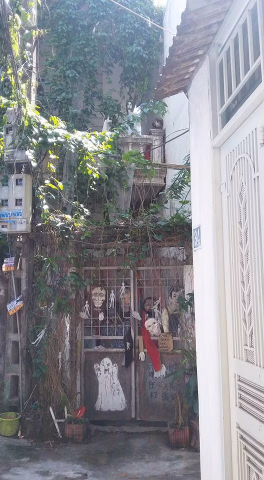 Chuyện những con ma-nơ-canh được đưa ra đường dọa sợ người khác chẳng phải là hiếm. Cách đây một thời gian, dân mạng từng hãi hùng khi thấy ảnh chụp ngôi nhà "dọa trộm" bằng những hình ma-nơ-canh.