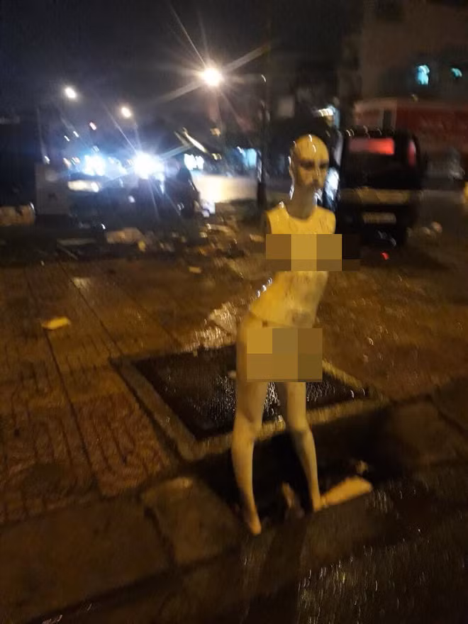 Thử tưởng tượng một buổi tối ra đường về nhà muộn, bạn trông thấy một thứ gì đó khá giống con người đứng lấp ló ở cây cột điện lại cụt tay, cụt chân, trắng toát thì cảm giác thế nào?