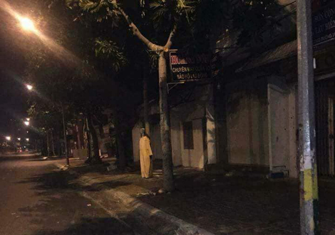 Những bức ảnh chụp lại những con ma-nơ-canh bất ngờ đứng giữa đường gây không ít cảm giác ớn lạnh cho người đi đường.